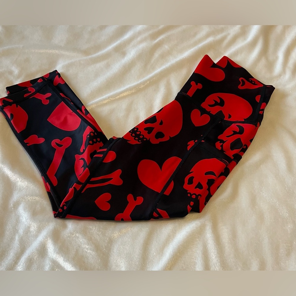 CVG Skulls, Hearts & Bones capri leggings size XS worn once. Brand new!